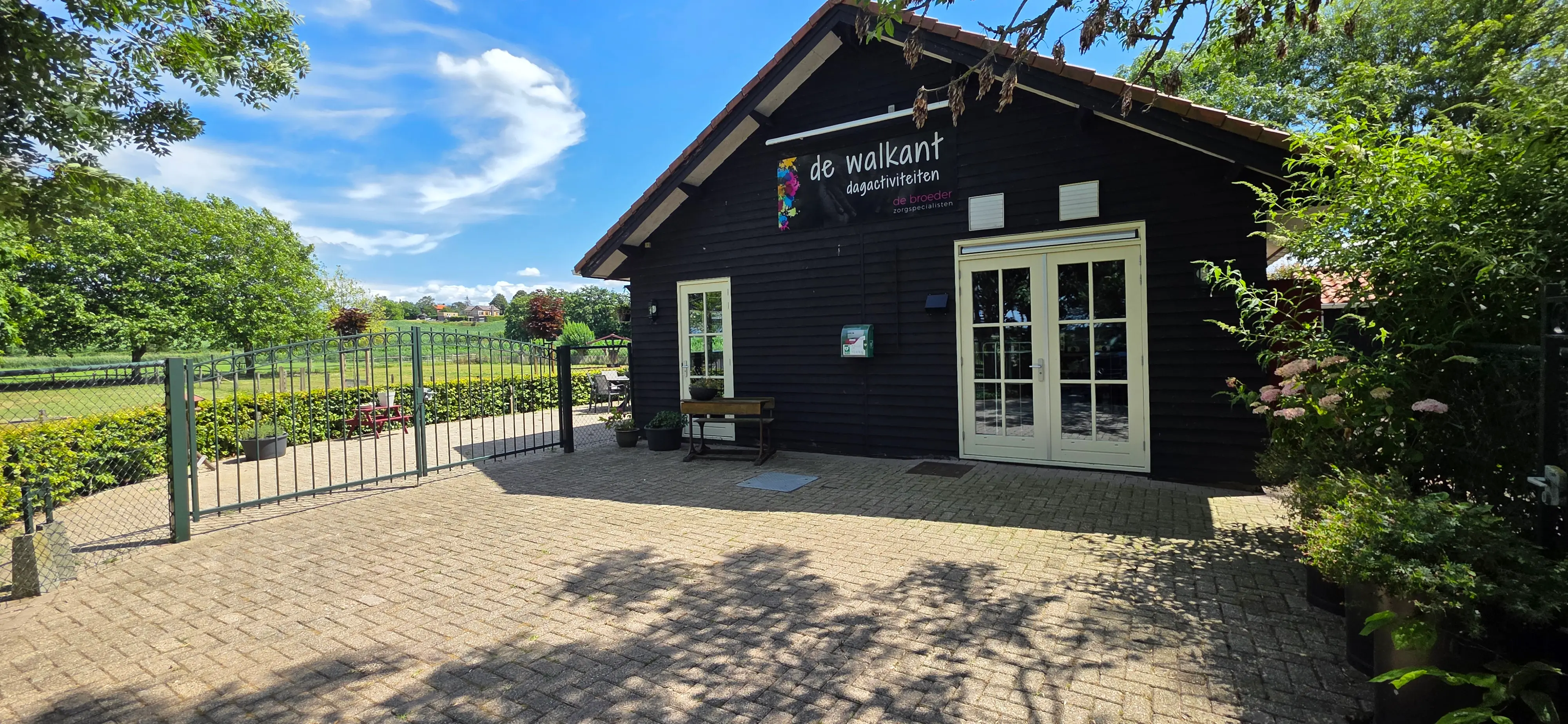 De donkere houten voorgevel van De Walkant, ooit een recreatieboerderij met restaurant.